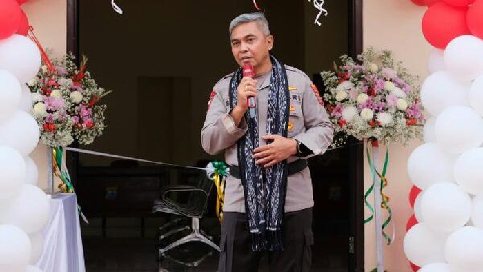 Kapolda Sulut Irjen Setyo Budiyanto meresmikan kantor SPKT Polres Minahasa Tenggara.