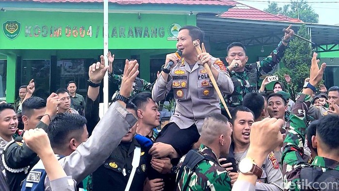 Kapolres Karawang AKBP Wirdhanto Hadicaksono dan Dandim 0604 Karawang Makhdum Habiburrahman saat launching lagu di Makodim 0604 Karawang