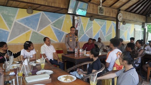 Kapolresta Denpasar Kombes Bambang Yugo Pamungkas menemui mahasiswa dan masyarakat Papua di sebuah warung Badung, Bali, Minggu (7/5/2023).