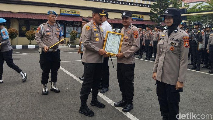 Kapolrestabes Makassar Kombes Mokhammad Ngajib menyerahkan penghargaan kepada Kasi Humas Polsek Panakukang Aipda Ahmad Halim.