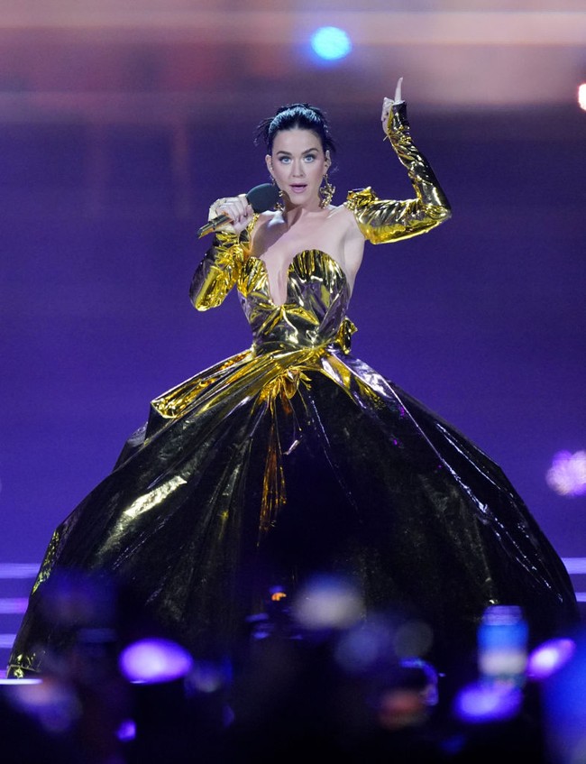 Katy Perry tampil dengan gaun megah saat tampil di konser Penobatan Raja Charles III di Windsor Castle, Windsor, Berkshire, Inggris, pada Minggu (7/5/2023) malam. Foto: Getty Images