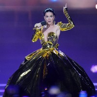 Katy Perry tampil dengan gaun megah saat tampil di konser Penobatan Raja Charles III di Windsor Castle, Windsor, Berkshire, Inggris, pada Minggu (7/5/2023) malam. Foto: Getty Images