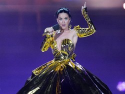 7 Gaya Heboh Katy Perry di Konser Penobatan Raja Charles III, Gaun Metalik