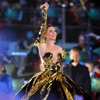 Katy Perry melengkapi penampilannya dengan anting statement yang juga berwarna emas metalik. Foto: Getty Images