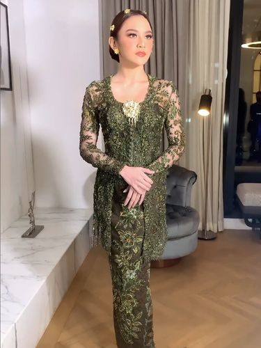 Kebaya Lamaran Mahalini Kebaya lamaran Mahalini rancangan Asky Febrianti.
