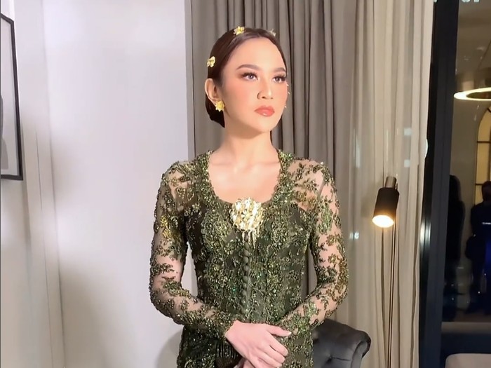 Kebaya lamaran Mahalini rancangan Asky Febrianti.