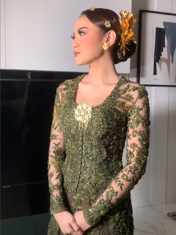 Kebaya lamaran Mahalini rancangan Asky Febrianti.