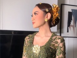 Mahalini Bergaya Gadis Bali Pakai Kebaya Hijau Saat Dilamar Rizky Febian Mahalini Bergaya Gadis Bali Pakai Kebaya Hijau Saat Dilamar Rizky Febian