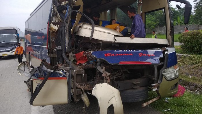 Kecelakaan di Tol Cipali KM 86 arah Cikopo menuju Palimanan di wilayah Kabupaten Subang.