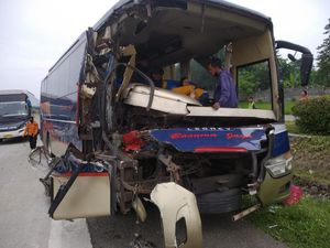 Bus Tabrak Pantat Truk di Cipali, 6 Orang Luka