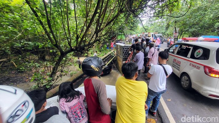 Kecelakaan mobil yang terjadi di Jembatan Cikiara, Kampung Cibolang, Desa Citepus, Kecamatan Palabuhanratu, Kabupaten Sukabumi, mendadak jadi tontonan warga, Senin (8/5/2023).