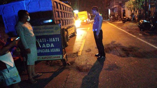 Polsek Kubu mendatangi lokasi kecelakaan yang membuat satu orang tewas di Desa Tianyar Barat, Kecamatan Kubu, Karangasem Minggu (7/5/2023) malam. (istimewa)