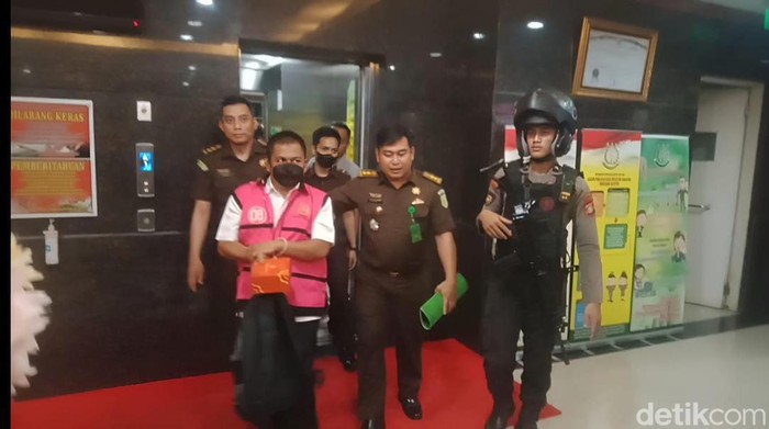 Kejati Sulsel menetapkan tersangka baru kasus korupsi tambang pasir laut Takalar sebesar Rp 7 miliar.