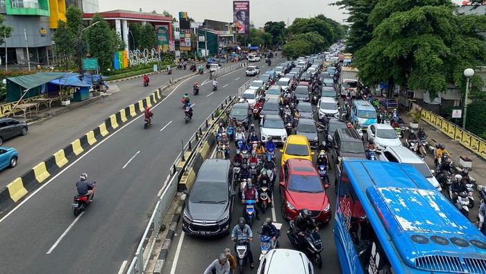 Kemacetan terjadi di Jalan Basuki Rahmat, Jakarta Timur pagi ini.