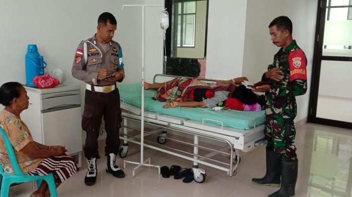 Korban kecarunan daging babi saat menjalani perawatan medis di Puskesmas Panite, Kecamatan Amanuban Selatan, Timor Tengah Selatan, NTT (Dok: Istimewa)