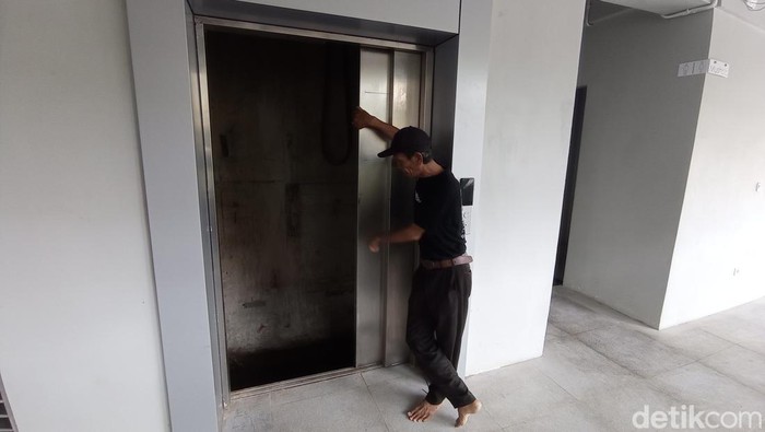 Kondisi lift di gedung creative center (GCC) Tasikmalaya.