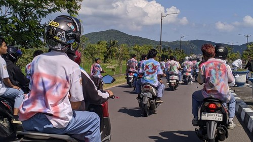 Ratusan siswa-siswi di Kecamatan Gerung Lombok Barat melakukan aksi konvoi dan trek-trekan di jalan bypass BIL II Gerung-Mataram, Senin (8/5/2023).