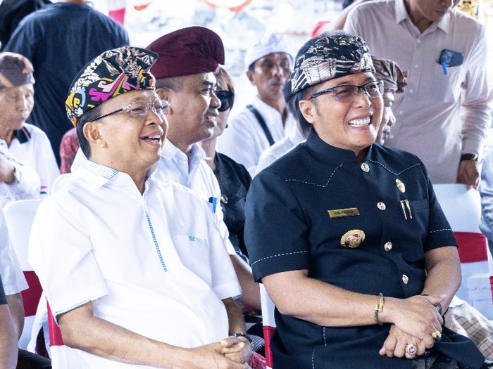 Gubernur Bali Wayan Koster (kiri) dan Bupati Badung I Nyoman Giri Prasta (kanan) tampak akrab di acara penyerahan hibah di Badung, Senin (8/5/2023).