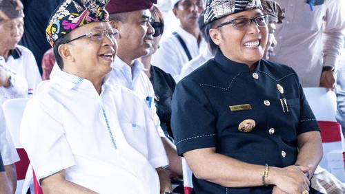 Gubernur Bali Wayan Koster (kiri) dan Bupati Badung I Nyoman Giri Prasta (kanan) tampak akrab di acara penyerahan hibah di Badung, Senin (8/5/2023).