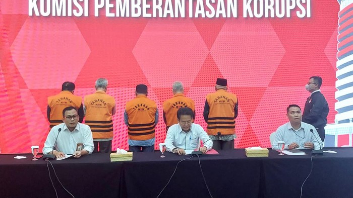 KPK Tahan 5 Eks Anggota DPRD Jambi Tersangka Suap Ketok Palu RAPBD (Yogi/detikcom)