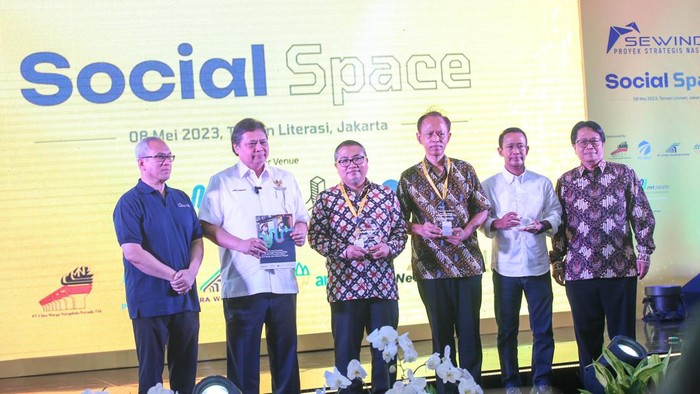 Menteri Koordinator Bidang Perekonomian, Airlangga Hartarto menghadirkan acara Media Gathering bertajuk Social Space: Sewindu Proyek Strategi Nasional, Jakarta Selatan, Senin (8/5).
