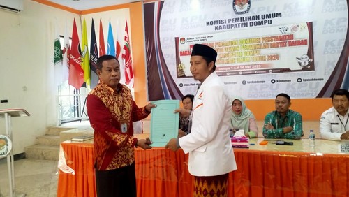 Penyerahan Berkas Bacaleg oleh ketua DPD PKS Dompu Muhammad Tahir yang diterima oleh Ketua KPU Arifuddin. (Faruk Nickyrawi/detikBali)