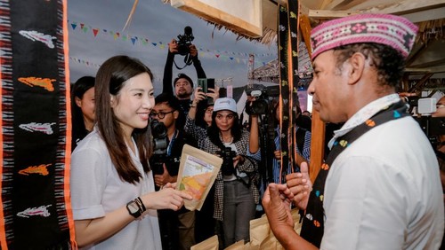 Wakil Menteri Pariwisata dan Ekonomi Kreatif Angela Tanoesoedibjo membeli produk  Sari Toga Komodo di lapak UMKM saat mengunjungi Labuan Bajo Street Carnival (Pasar Rakyat) di Lapangan Wae Kesambi, Minggu (7/5/2023). (Istimewa)