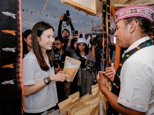 Wamenparekraf Angela Borong Produk Herbal di Pasar Rakyat Labuan Bajo