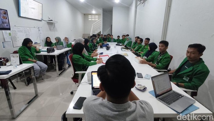 Mahasiswa Jurnalistik UIN Alauddin Makassar melakukan kunjungan media di detikSulsel, Minggu (7/5/2023).