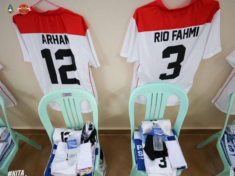 Foto: Kursi Plastik di Ruang Ganti Timnas Indonesia di SEA Games 2023
