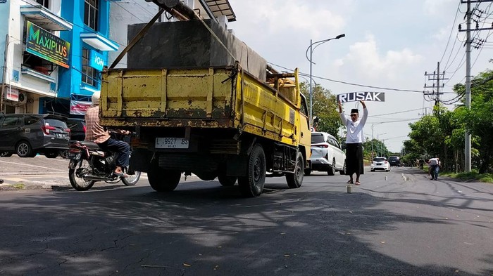 kusnan protes jalan rusak di wiyung