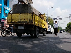 7 Fakta Aksi Teatrikal Pria Protes Jalan Rusak Seorang Diri di Wiyung Surabaya