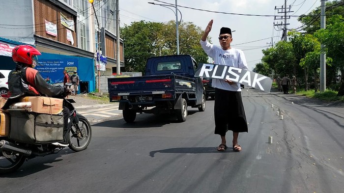 kusnan protes jalan rusak di wiyung