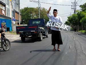 Demo Warga Surabaya Seorang Diri Demi Jalan Rusak hingga Dapat Perhatian Pemkot
