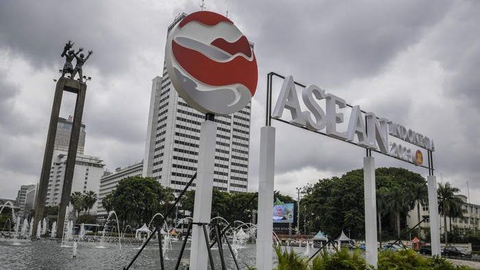 Logo KTT ASEAN Summit 2023 di Bundaran HI
