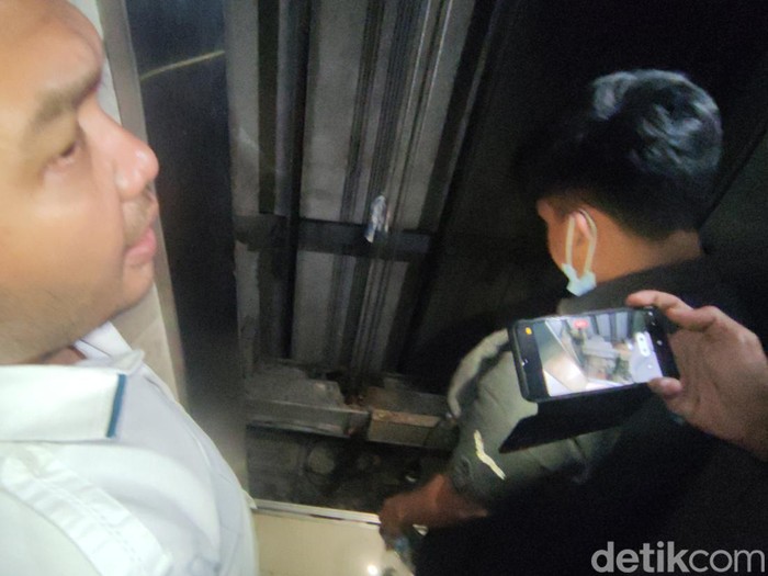 Lokasi kejadian teknisi terjepit lift di kompleks kantor Pemprov Jateng gedung E, Senin (8/5/2023).