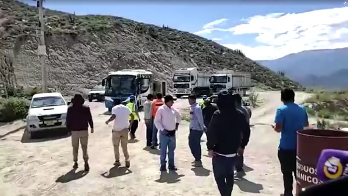 Lokasi tempat penambangan emas di Arequipa, Peru, terbakar. Kebakaran dipicu oleh korsleting listrik. Sedikitnya 27 pekerja tewas dalam kejadian ini.