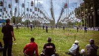Pemilik melihat burung dalam sangkarnya yang digantung di tiang saat lomba kicau burung di Yogyakarta, Sabtu (6/5/2023).