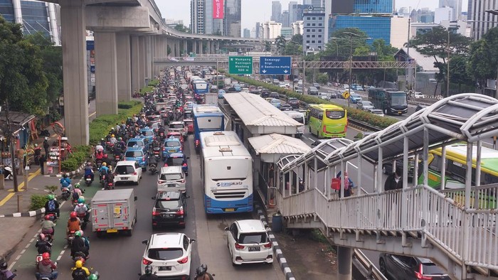 Macet di kawasan Pancoran arah Semanggi pada Senin (8/5/2023)-(Rumondang-detikcom)