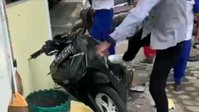 Mahasiswa Universitas Muria Kudus ngamuk tendang motor pencuri helm, Senin (8/5/2023).