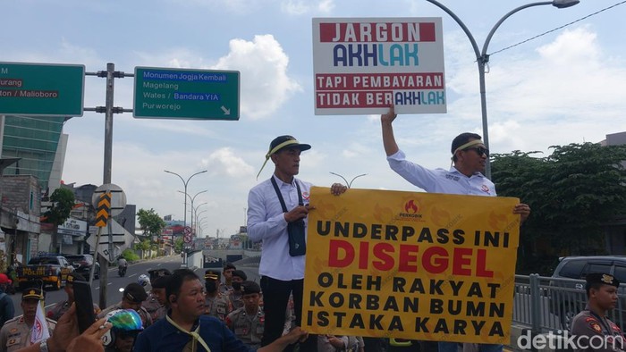 Massa Persatuan Korban Istaka Karya (Perkobik) menggelar aksi di Underpass Kentungan, Ring Road Utara, Depok, Kabupaten Sleman, Senin (8/5/2023).
