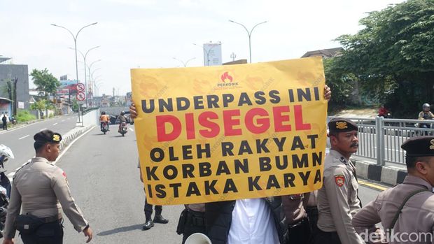 Massa Persatuan Korban Istaka Karya (Perkobik) menggelar aksi di Underpass Kentungan, Ring Road Utara, Depok, Kabupaten Sleman, Senin (8/5/2023).