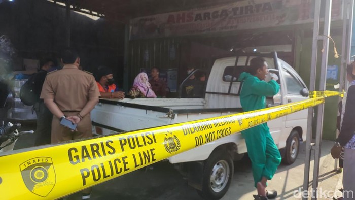 Suasana evakuasi mayat dicor di tempat air isi ulang, Jalan Mulawarman, Semarang, Senin (8/5/2023).