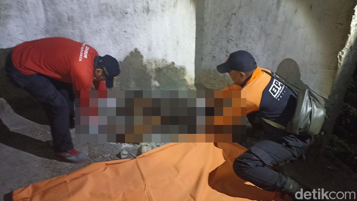 Mayat Wanita di Kedung Cowek yang ditemukan luka dan lakban di kakinya.