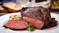 Entrecote merupakan jenis potongan daging dekat iga yang juga populer disebut rib-eye tanpa tulang. Potongannya yang lebih tips membuatnya lebih mudah dibuat steak walaupun hanya dengan wajan.Foto: Taste Atlas