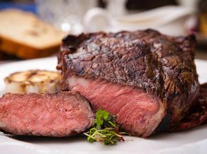 7 Kesalahan Makan Steak Ini Bikin Pelayan Ilfeel, Kamu Pernah Lakukan?
