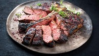 Bukan tomahawk, potongan daging Bistecca alla Fiorentina ini melalui proses dry aged untuk menambah cita rasanya. Ketika dipanggang di atas api, hasilnya akan membentuk crust di lapisan luar. Foto: Taste Atlas