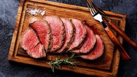 Terbuat dari bagian tenderloin sapi, potongan beefsteak Châteaubriand dikenal sejak tahun 1822. Chef bernama Montmirail mengenalkan potongan daging ini sebagai steak yang tebal juicy tanpa lapisan lemak. Foto: Taste Atlas