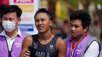 Rashif Amila Yaqin harus dipapah usai melewati garis finis.