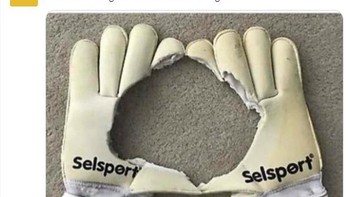 Sarung tangan De Gea selepas gagal menangkap bola yang ditendang Said Benrahma.   Foto: Twitter